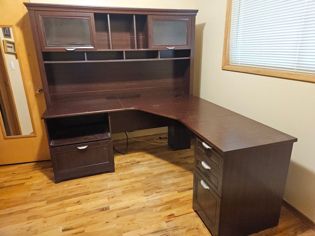 Beautiful Dark Wood Corner Desk/Hutch