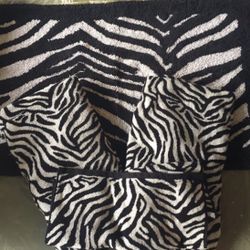 4Pcs bath set: Zebra Print 2 Bath Towels, 1 Hand Towel, 1 Bathroom rug $20. I also have a Brand new matching lotion/soap pump under another listin