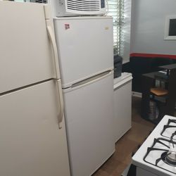 Free Delivery 6/10/21 Used Excellent Condition Magic Chef Top And Bottom Refrigerator 28inches 