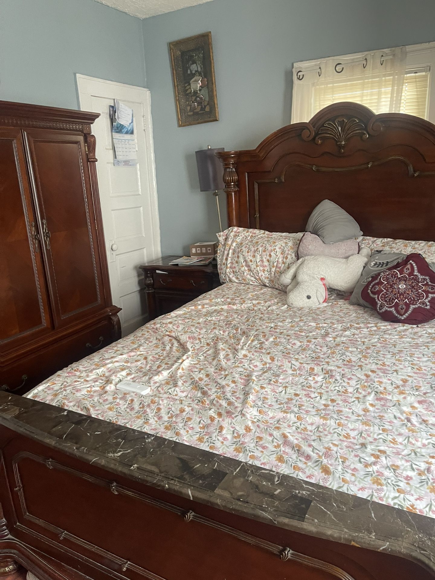 Queen Bedroom Set Solid Wood Original Price $5000 At Store.