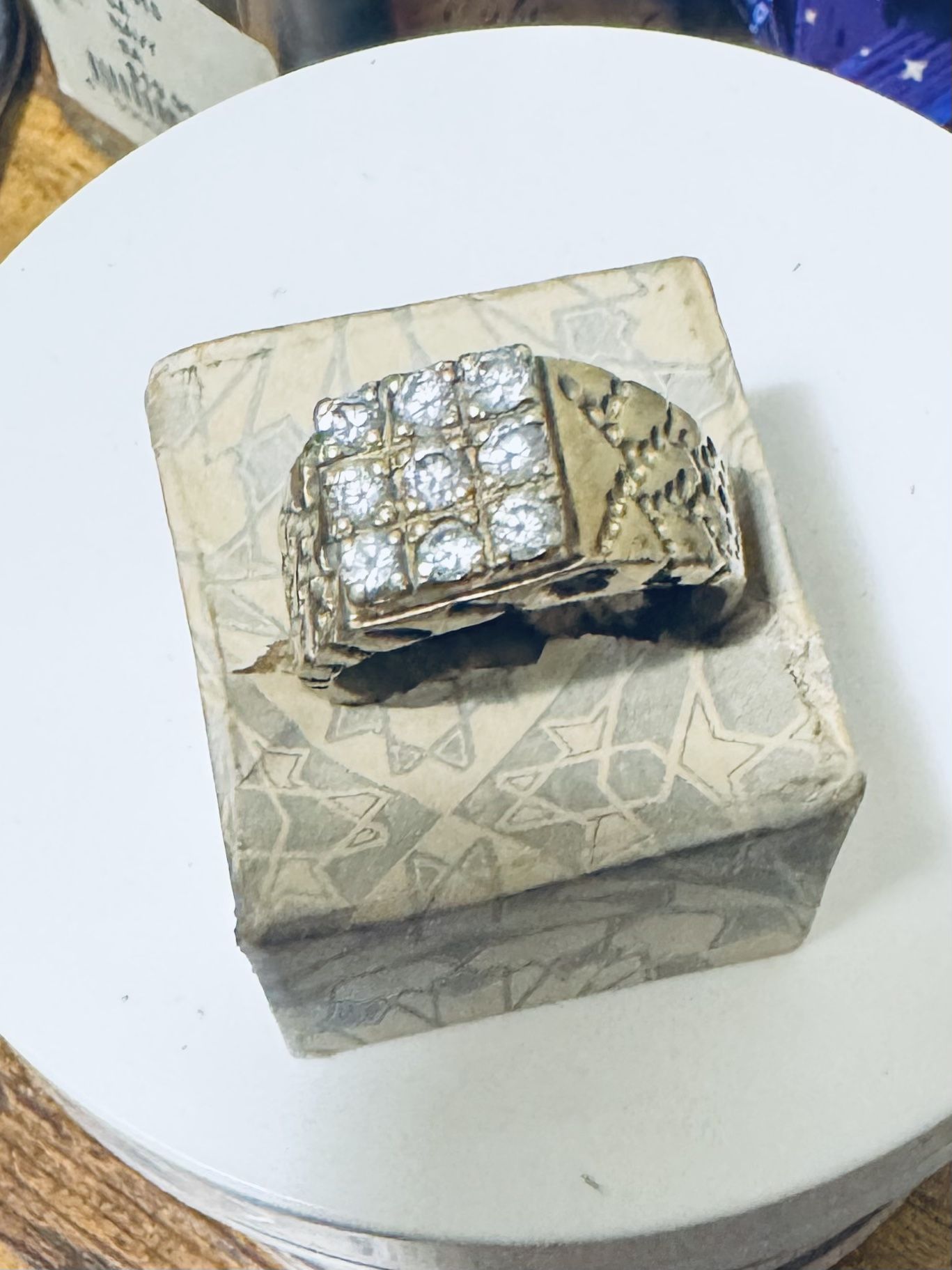 18K GOLD RING W/DIAMONDS