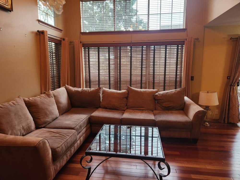 Cozy 6-Seater Sectional – Perfect for Movie Nights!