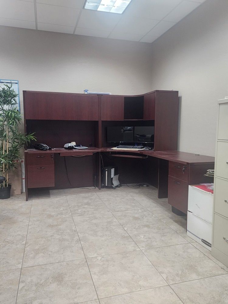 DESK. CHERRYMAN Mahogany Laminate corner Desk
