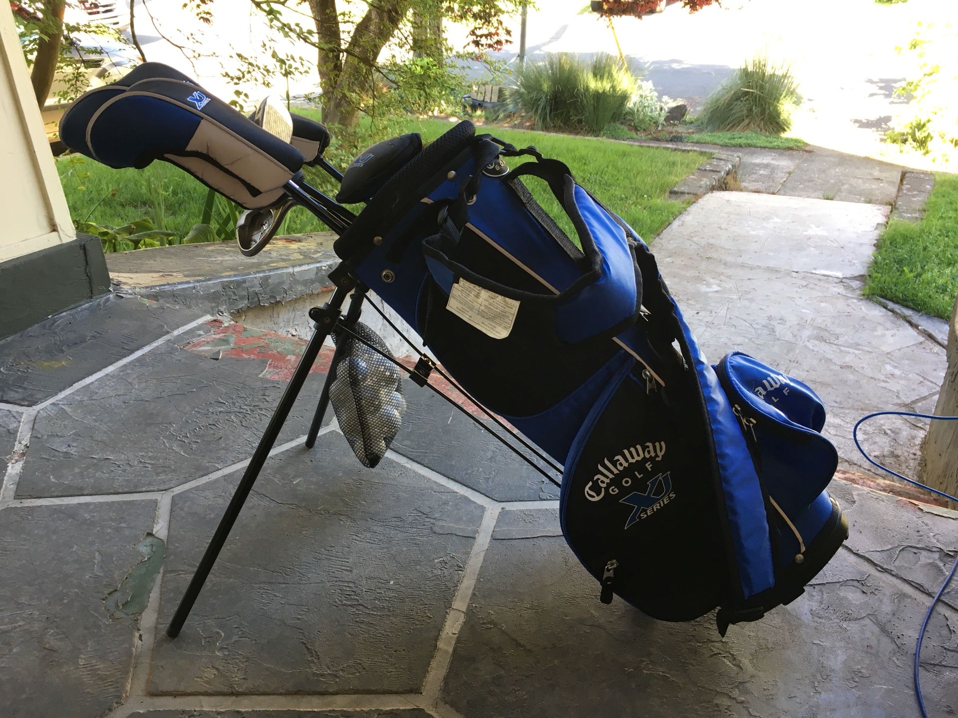 Callaway junior golf clubs with bag. Right handed.