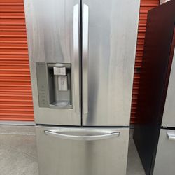 LG 33”w French Door Stainlesss Steel Refrigerator With Water And Water