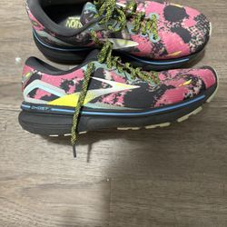 Brooks Size 6W