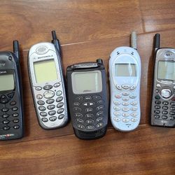 9 Old Vintage cell phones: , Flip phones, Motorola, some no chargers.