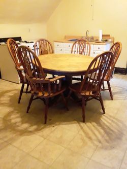 Round  Table  With  6 Chairs 