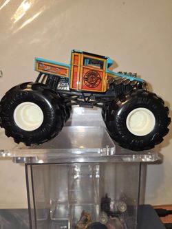 Hot Wheels monster truck 1/24 bone shaker
