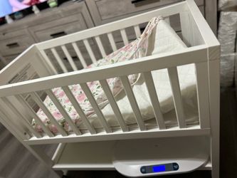 Baby crib with wheels