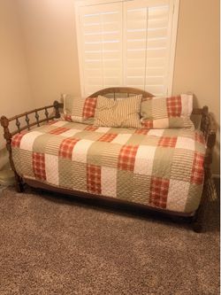 Wood daybed with trundle