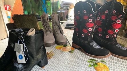 3 Diferentes Botas The All Black Ones Are Size 7 15$ Women The Beige Is 6 And A Half 15$ Women The Flower Boots Are 8 Women 30 Or For All Three 50$