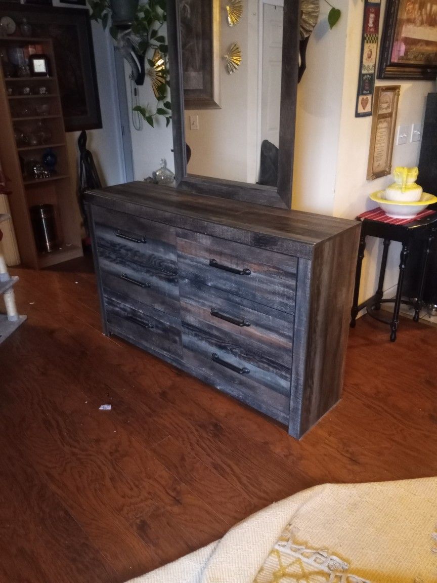 Mirror W. 6 Draws Dresser
