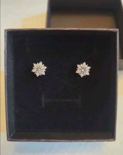 ✨ Moissanite Flower Stud Earrings ✨