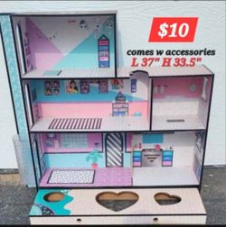 Large Dollhouse W Accessories & 2 Dolls