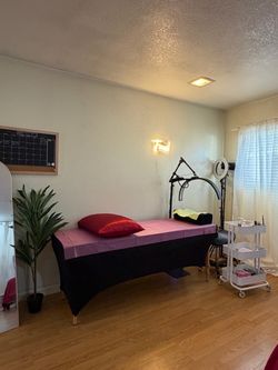 Lash bed and knee pillow