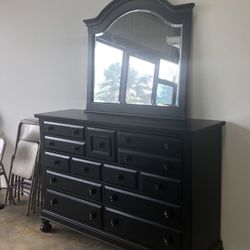 Dresser With Mirror 