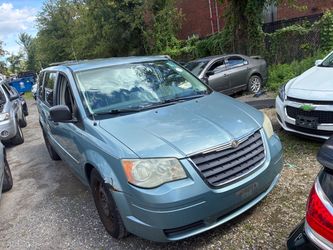 2010 Chrysler Town n country clean title