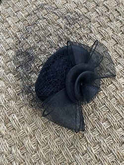 FASCINATOR HAT WITH VEIL - PILLBOX HAT - 