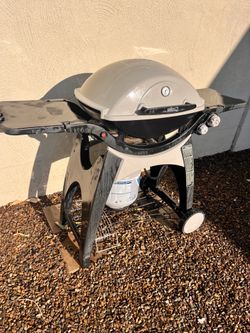 Weber Q3200 Propane Grill w/ Propane Tank - Excellent Condition