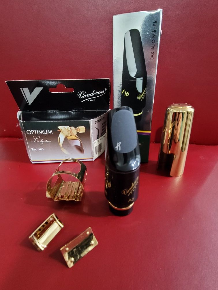 Alto Saxophone Mouthpiece Vandoren V16 & Optimum Ligature - Rarely Used!