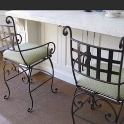 Counter stool with swivel and arms upholstered see