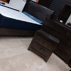 *Spring Sale Event*---Peter Stunning Queen/King Bedroom Sets---Starting At $1099---Delivery And Easy Financing Available🙌