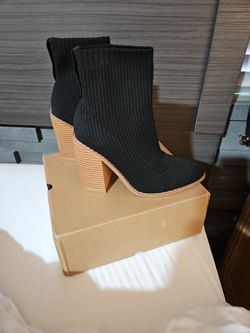 Black Women's Chucnky Stacked Mid Heel Booties.