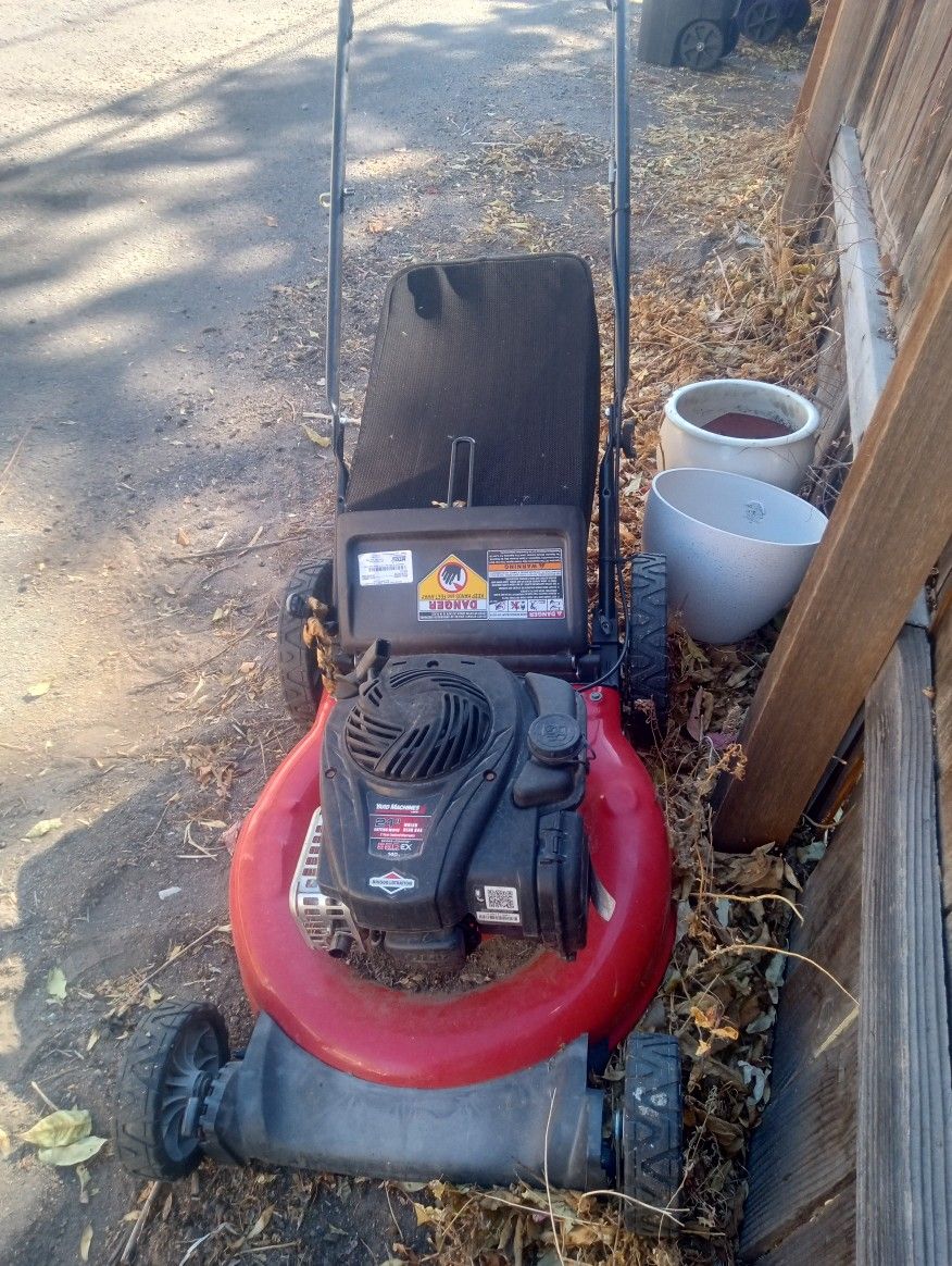 Yard Machine Briggs& Stratton Lawn Mower