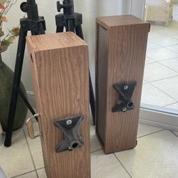 Set On Stage Stand With Speaker For Sale ! Para La Venda !