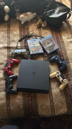 Ps4 Slim, Controllers, 2 Games