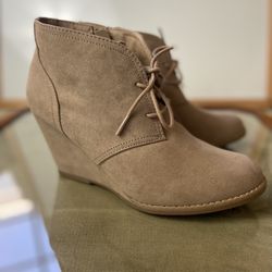 Universal Threads Bessie Taupe Wedge Booties Size 8.5