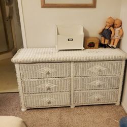 Beautiful White Wicker Dresser..6 Large Drawers Easy Slide In Hardware...Size 54x28..would Go Great In Anyroom...Like NEW!