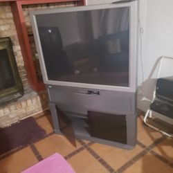 HITACHI 42 INCH TV