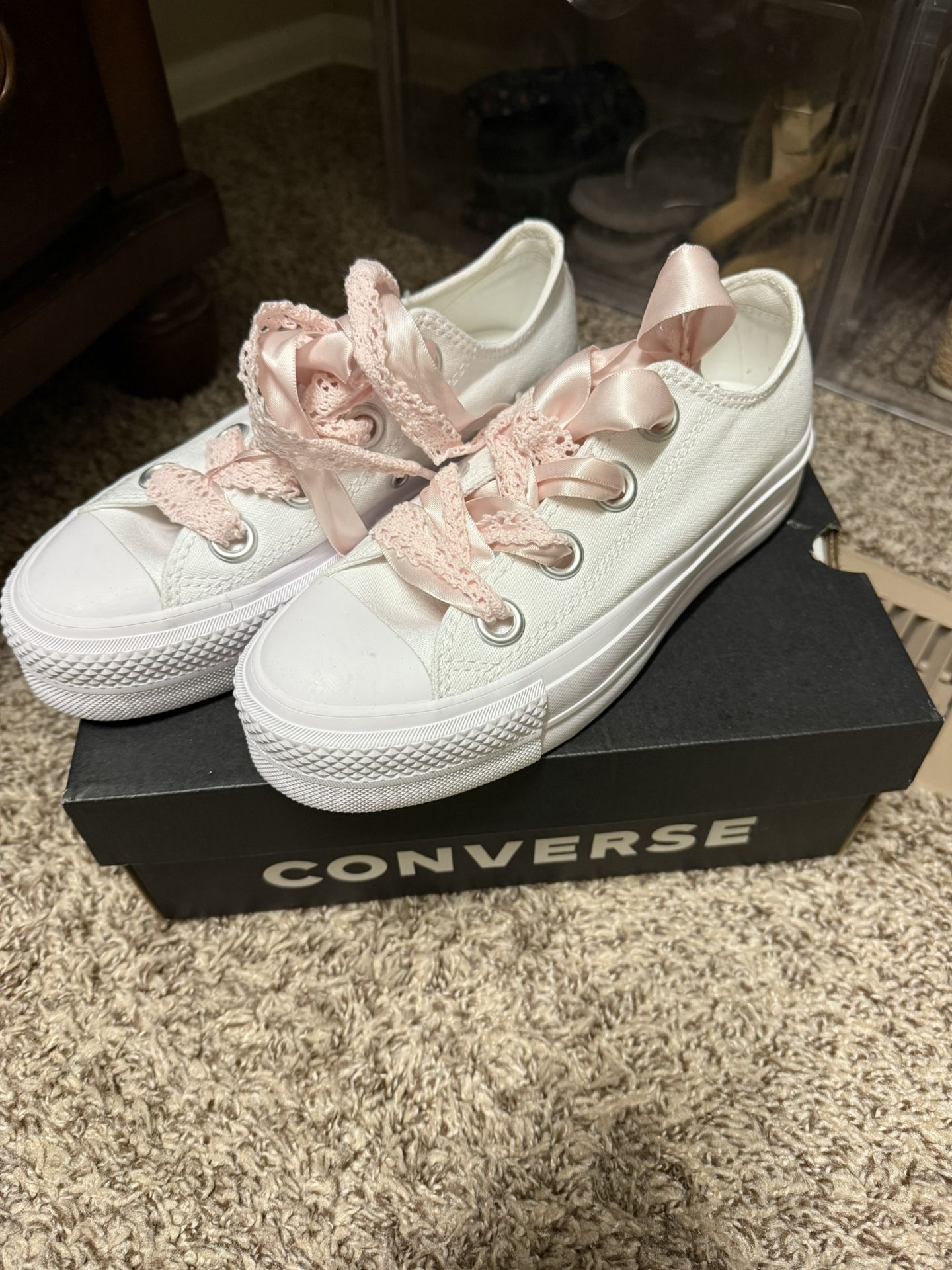 NEW - Converse (women’s 6)