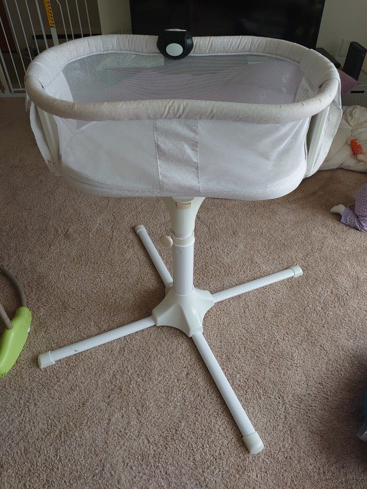 Halo Swivel Bassinet With Sound Machine And Extra Sheets