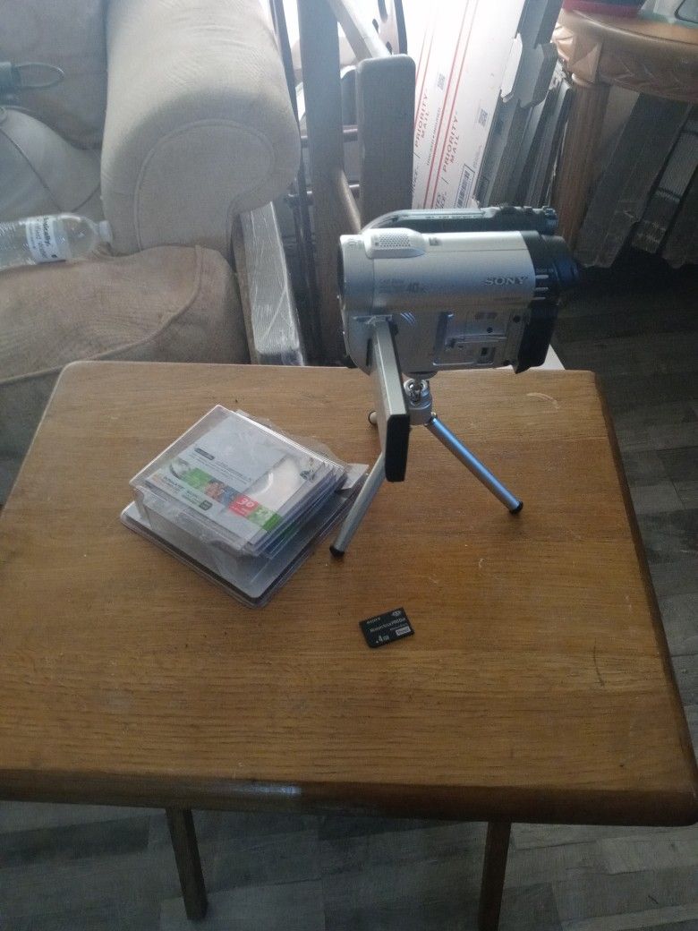 Sony Handy Man Wide Lcd Dcr Dvd 610 W 3 New In P k Minidvdr Disk 1.4 G B Per Charger Tripod And Sony 4gb Memory Stick Like New