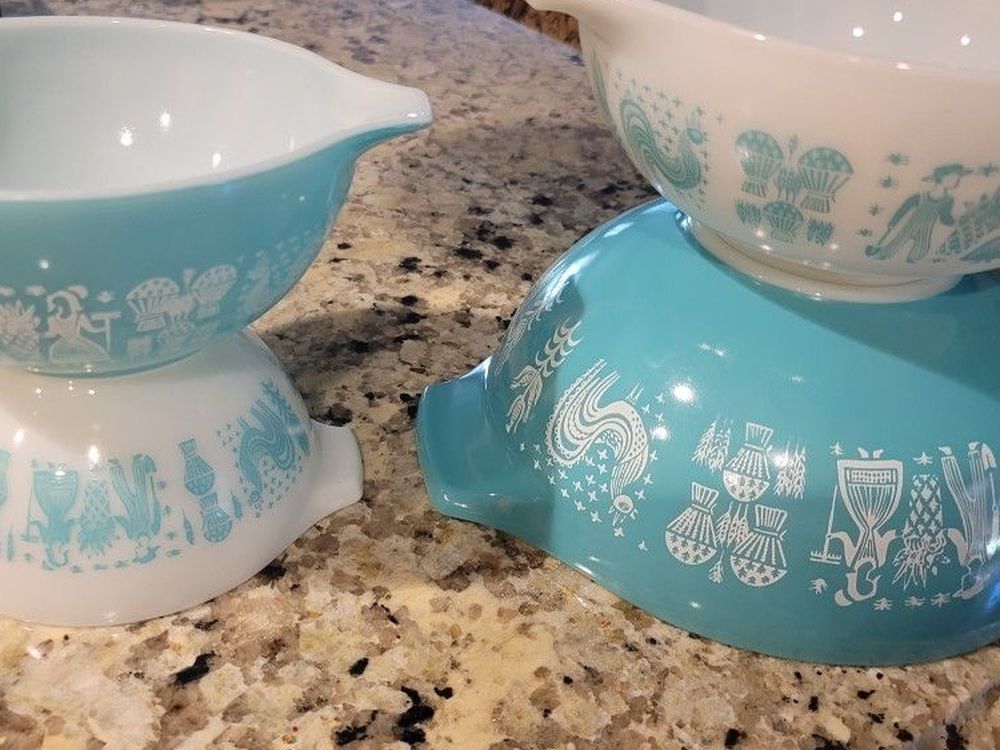 Vintage 1950s Pyrex Mixing Bowls Amish Pattern Great Condition.