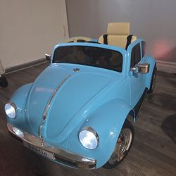 Este artículo es un coche eléctrico montable para niños diseñado como una réplica del Volkswagen Beetle.