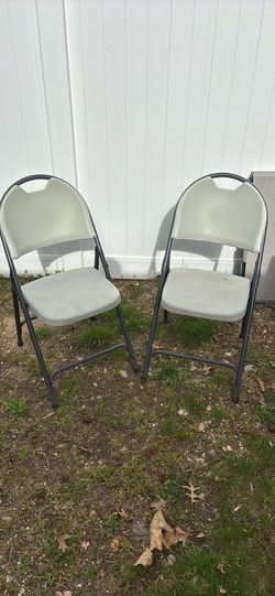 2 Folding chairs