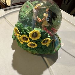 Disney Pocohontas Snowglobe 