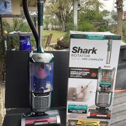SHARK ROTATOR SWIVEL PRO BAGLESS CORDED HEPA FILTER UPRIGHT VACUUMFOR MULTISARFACE,CARPET & HARDWOOD/WOOD LAMINATE,IN GREEN