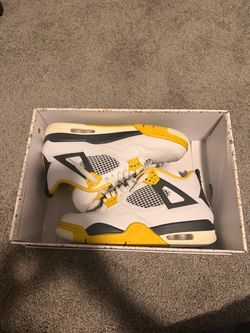 Air Jordan 4 Retro Vivid Sulfur Men's Size 8.5, Women's Size 10 WITH BOX