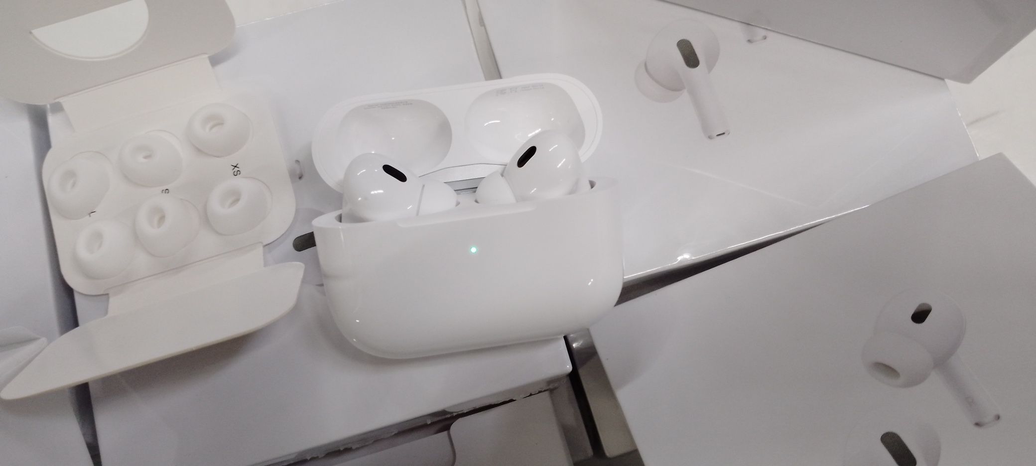 Apple AirPods Pro (2ª generation) wireless headphones with USB-C charging