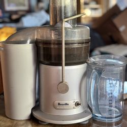 BREVILLE  JUICER
