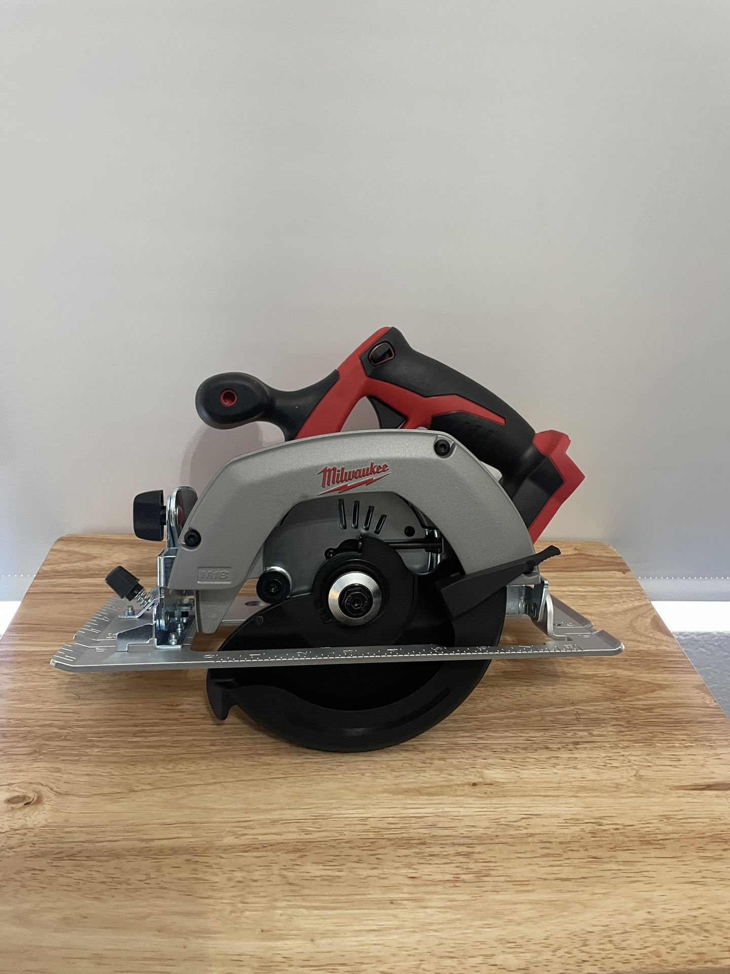 New 6 1/2” Milwaukee Circular Saw (Tool Only Solo Herramienta)
