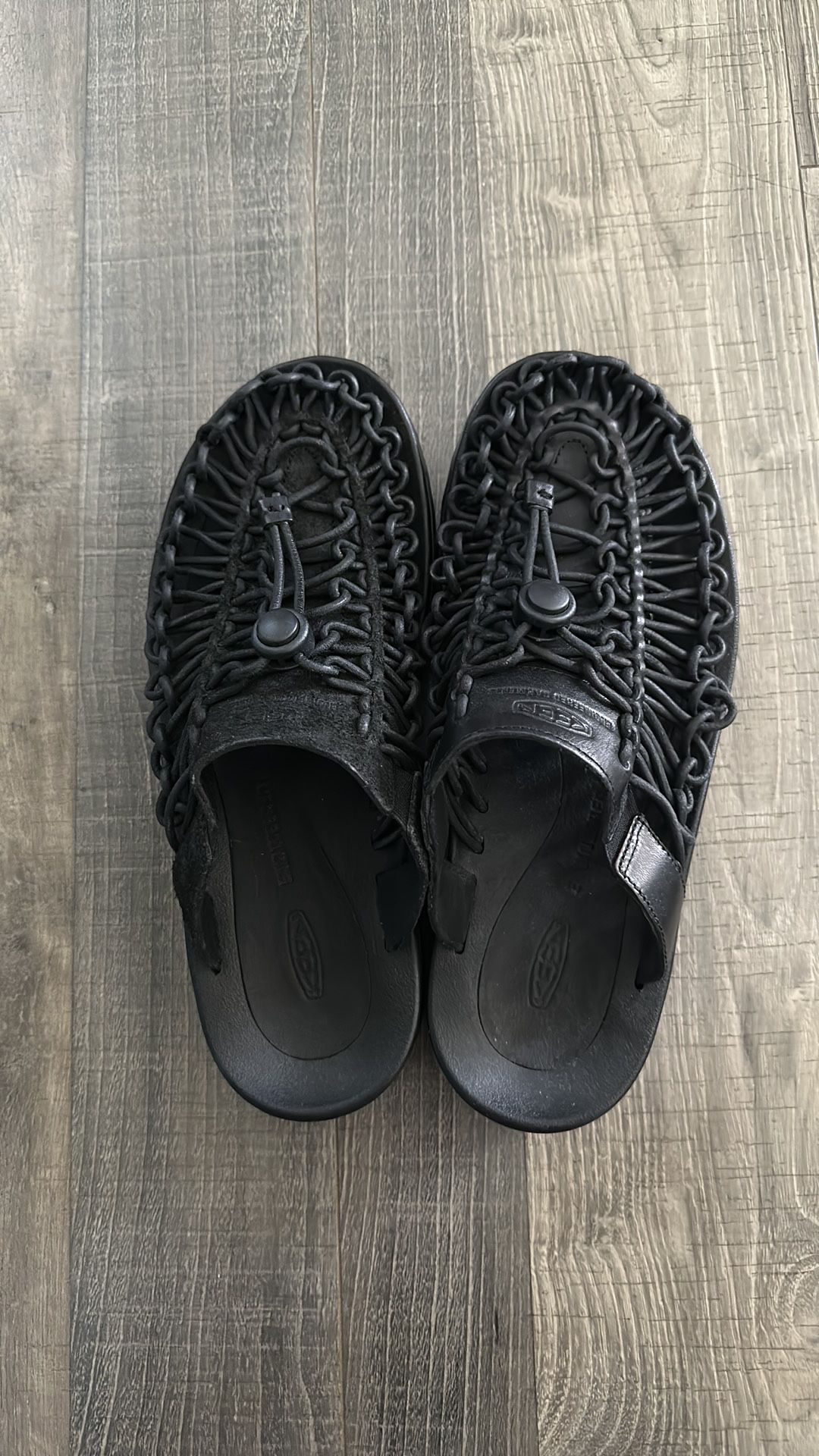 Keen Women’s Uneek Premium Leather Slides Size: 7.5 in Black