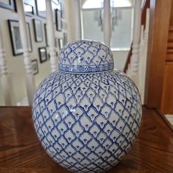 Vintage Authentic  Round Jar Made in China ,  Japan 