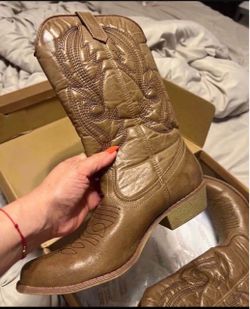 Women cowgirl boots size 7