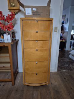 Very nice bedroom set light shinny https://offerup.com/redirect/?o=d29vZC5Jbg== very good condition.